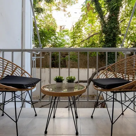Charming Two Bedrooms Walk To Acropolis Apartment *