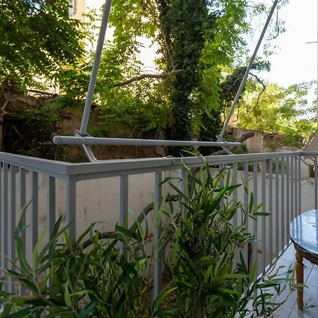 Charming Two Bedrooms Walk To Acropolis Apartment
