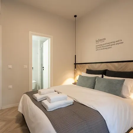 Charming Two Bedrooms Walk To Acropolis Apartment *